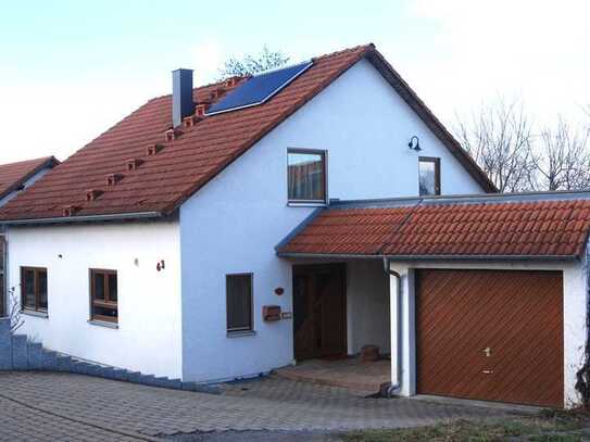 Platz für die ganze Familie! Einfamilienhaus mit Garage in ruhiger Ortsrandlage in Flacht!