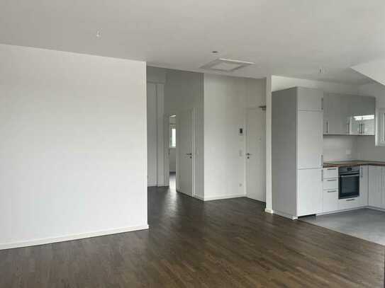 Skyline-Blick 3-Zimmer-DG-Wohnung mit Riesenterrasse, geh. Innenausstattung und EBK