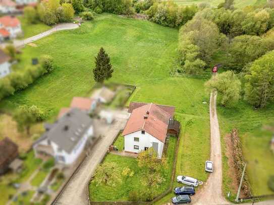 Großzügiges Zweifamilienhaus mit sechs Garagen und großem Grundstück in guter Lage von Bernhardswald