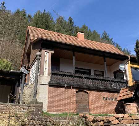 Günstiges 5-Zimmer-Einfamilienhaus mit EBK in Steinalben