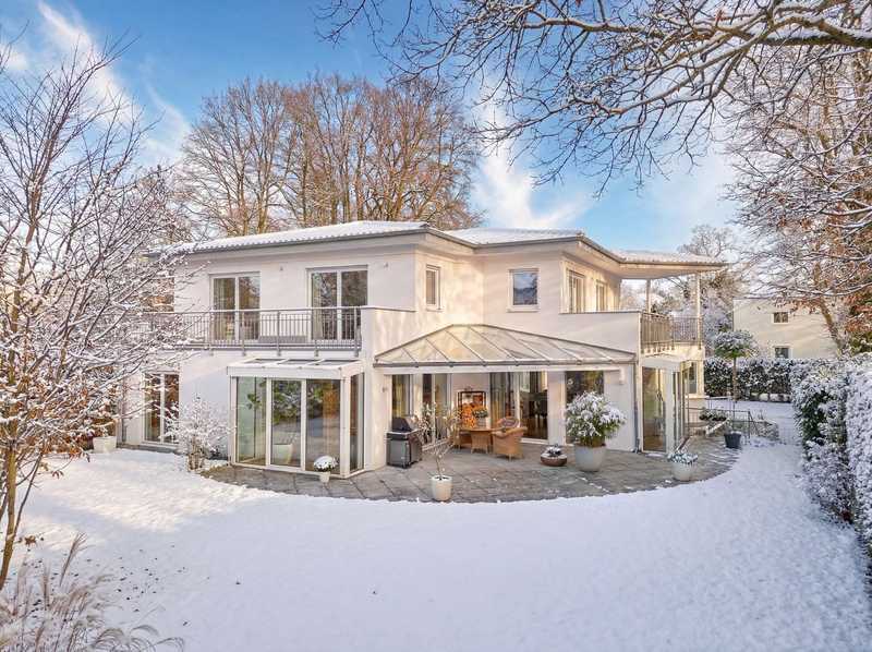 Villa mit Flair in Toplage: Hochwertiges Einfamilienhaus von 2012 mit Erdwärmepumpe, Kamin und Sauna