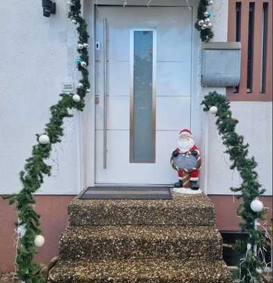 Reihenmittelhaus mit Einliegerwohnung im Dachgeschoss und großem Garten