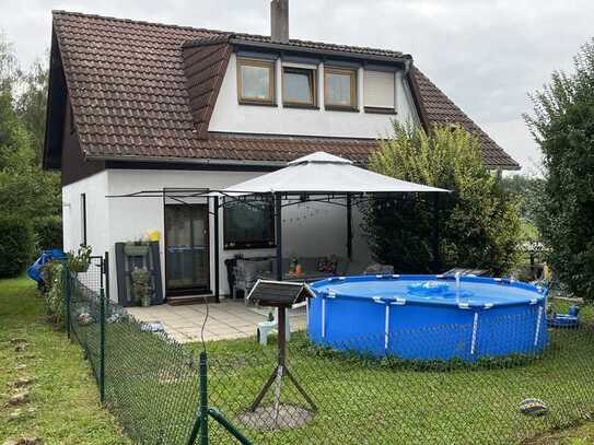 Freistehendes Einfamilienhaus mit großem Grundstück