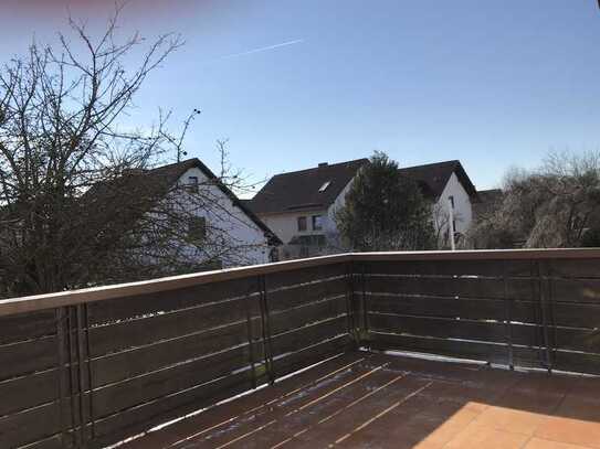 Helle freundliche 4-Zimmer-Wohnung mit Dachterrasse