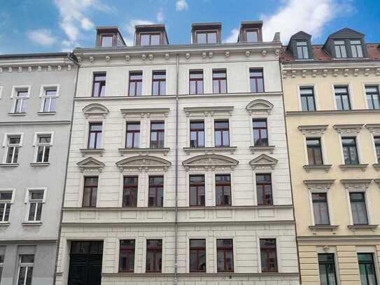 Bezugsfreie Altbau-Wohnung mit Tageslichtbad und Balkon