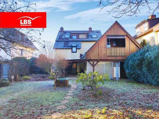 **Charmantes Haus mit 2 Wohneinheiten, wunderschönem Garten, Garage, Partyraum und viel Nutzfläche**