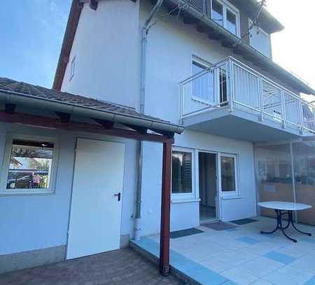 Neuwertiges und bezugsfreies Familienhaus mit Garten und Garage!