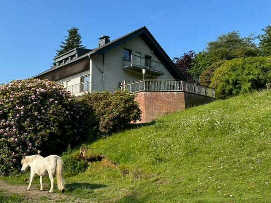 Ein-/Zweifamilienhaus im Grünen mit riesigem Grundstück und Möglichkeit zur Tierhaltung - Rarität