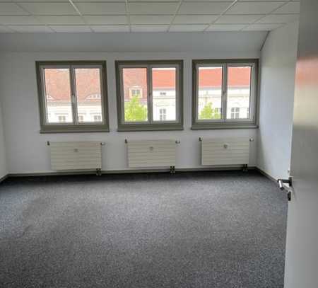 Schöne helle Büro/ Archivflächen zu vermieten