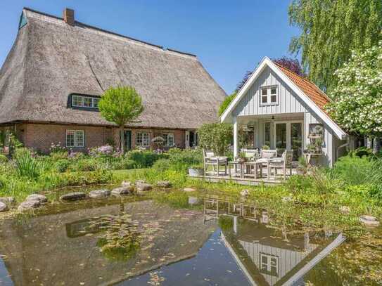 Ein beeindruckendes Anwesen, umgeben von gepflegter Natur und einer Architektur, die eine Exklusivit