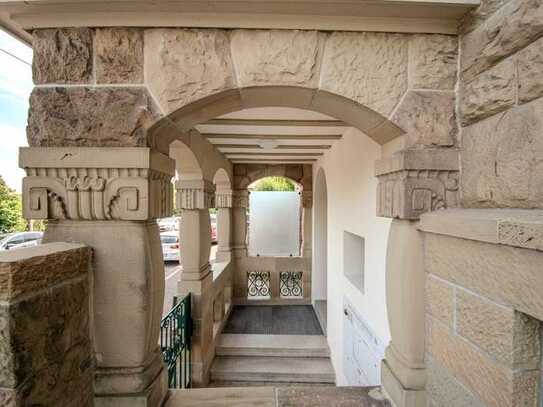 Charmante Villa mit stilvollen Etageneinheiten und attraktivem Penthouse mit großartiger Aussicht