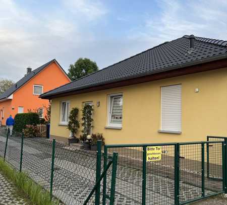 Moderner Bungalow & Haus in östlich von Berlin.
Raus aus Berlin - - ideal für jede Generation...