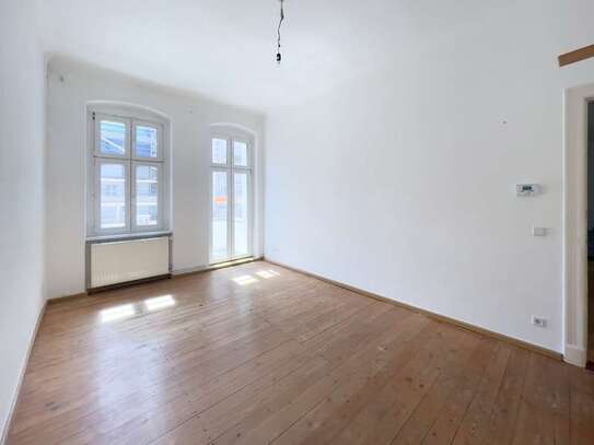 2-Zimmer Altbau mit Balkon/ Erstbezug nach Sanierung (befristet für 1 Jahr mit Option Verlängerung)