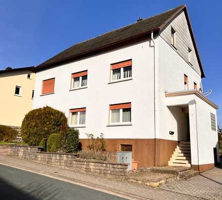 Einfamilienhaus mit Einliegerwohnung und einem weiteren Grundstück in Weilburg-Odersbach