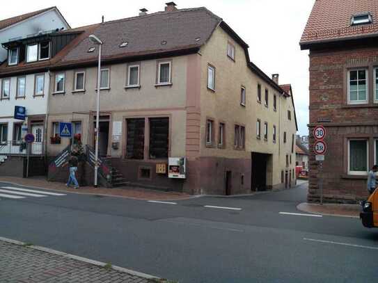 Haus / Wohnung / Mehrfamilienhaus in BCH / zentrale Lage mit Büro in Buchen (Odenwald)