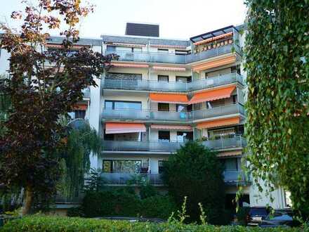 Stilvolle modernisierte 3-Zimmer-WHG, Balkon in guter Lage mit optimaler Bahnanbindung