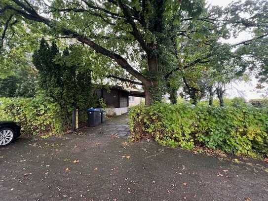 Schönes Grundstück mit Holzhaus