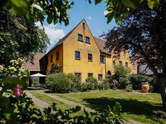 Wohnen im Denkmal: Historische Schlosshälfte in Opfingen mit einem parkähnlichen Grundstück