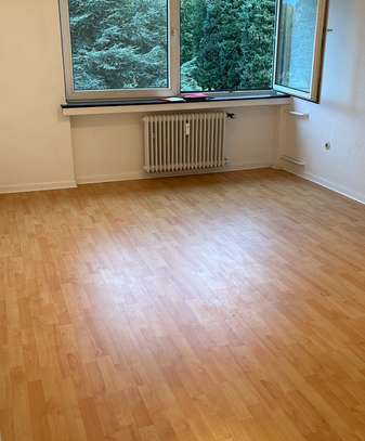 Elegante Wohnung mit Balkon, Stellplatz/Garage möglich