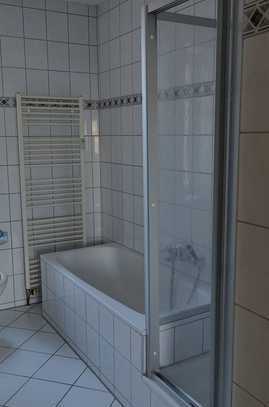 Großzügige 2-Zimmer mit Laminat, Wanne, Dusche, Balkon, Stellpl. und Abstellraum! 3 Mon. mietfrei