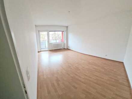 In Obertshausen-Hausen: RENOVIERT- gepflegte Wohnung mit drei Zimmern und Balkon