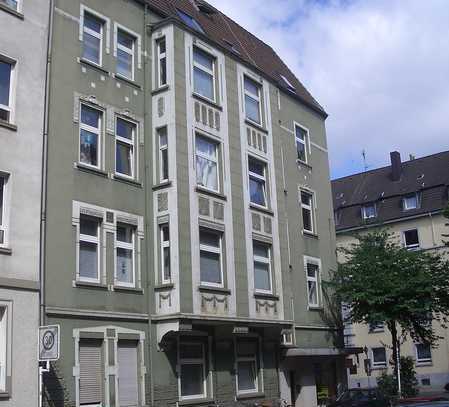 2,5 Zimmer-Altbau-Wohnung mit sehr hohen Decken im Saarlandstraßeviertel