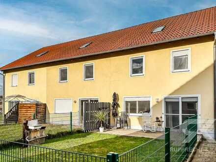 Modernes und renoviertes Reihenmittelhaus mit schönem Garten, Garage und 2 Bäder in Vilseck