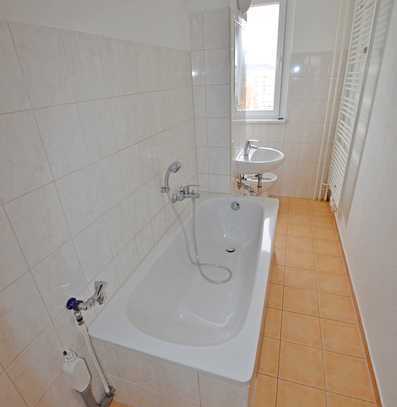 sanierte 3-Raum-Wohnung mit Aufzug, Badewanne und Balkon! Bezug ab 01.04.25 möglich!