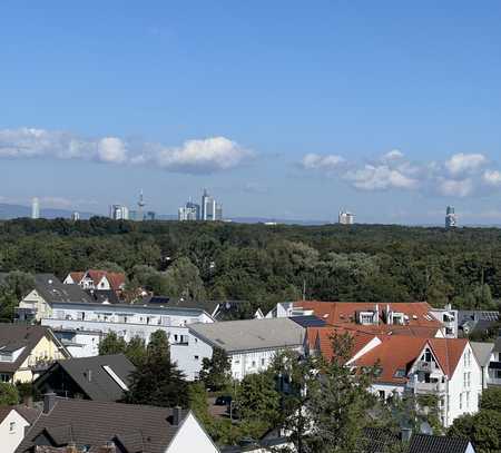 Sonnige Wohnung mit großem Balkon, Einbauküche und Pool