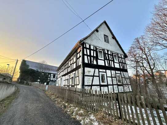 Idyllisch gelegenes Grundstück mit großzügigem Bauernhaus & Scheune zum Ausbau