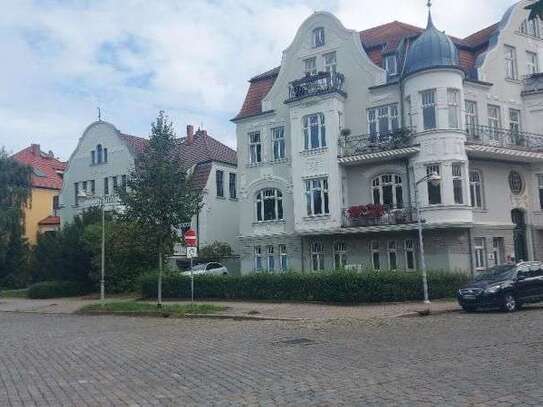 Attraktive 3-Zimmer-Dachgeschoss-Mietwohnung mit Dachterrasse in einer denkmalgeschützten Villa