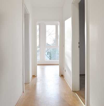 Tolle Dachgeschosswohnung 3-ZKB mit Panoramafensterfront 3,50% Rendite!