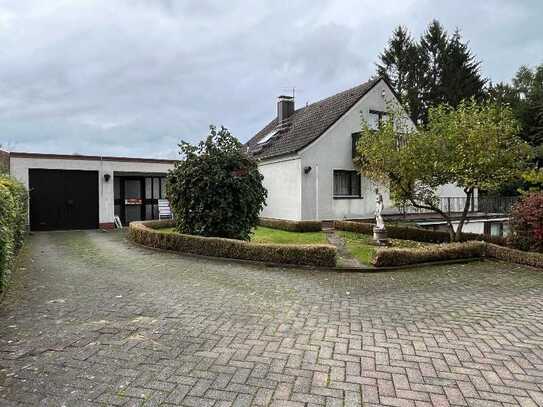 Idyllisches Einfamilienhaus in Hanglage: Ländliches Wohnen mit gepflegtem großen Garten und Garage