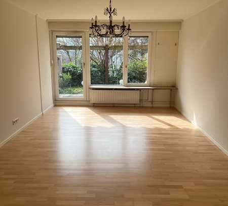 Schöne 3,5-Zimmer-EG-Wohnung mit sonniger Terrasse und Einbauküche in Stuttgart