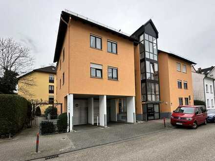 Modernisierte 3-Raum-Wohnung mit Terrasse, Tiefgarage und Einbauküche in Frankfurt