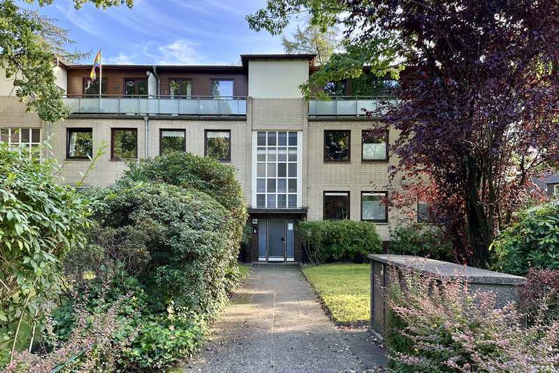 2-Zimmer-Penthouse inkl. Garage in den grünen Elbvororten