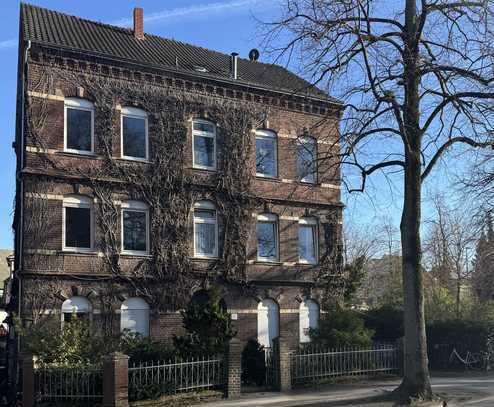 Zentral gelegenes, sanierungsbedürftiges Mehrfamilienhaus von 1896 mit viel Potenzial