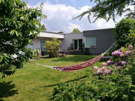 Schönes Bauhausbungalow 240m², Stadtrandlage, 6-Zimmer, mit Einliegerwohnung und separatem Büro