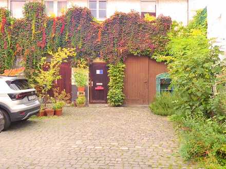 Frankfurt-Seckbach: Fabelhaftes 3 Familienhaus & Hofhaus mit Wohnung und Kunstwerkstatt