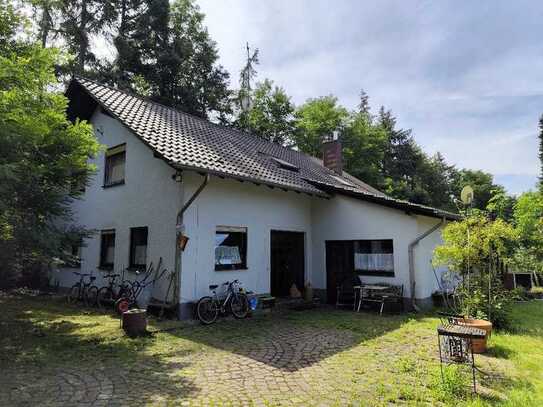 Betriebsgelände mit Wohnhaus und Büro