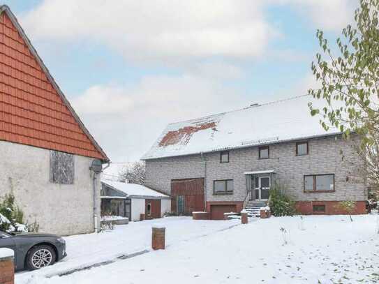 Potenzialstarkes Haus mit Scheune: Platz zur vollen Entfaltung - Totalsanierung notwendig