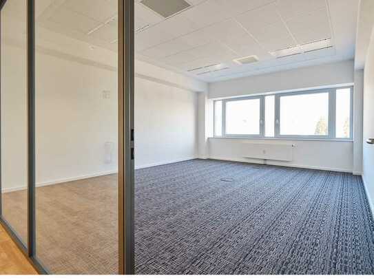 Teilrenoviertes Erdgeschoss-Büro mit Vollausstattung – Verfügbar zur Anmietung.