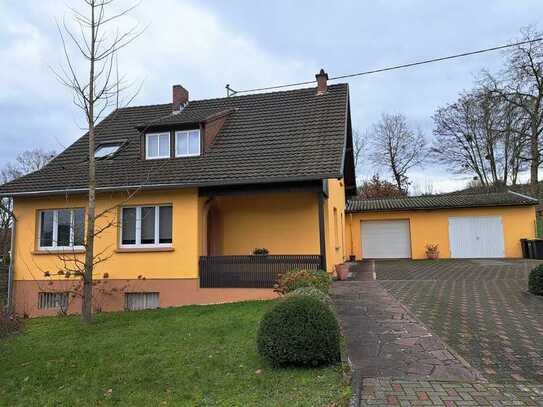 Freistehendes Wohnhaus mit großem Garten, Wintergarten und Fernblick in Hilbringen