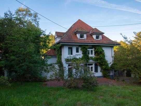 Charmante & lichtdurchflutete Jugendstilvilla in zentraler Lage mit großem Garten & Parkplätzen