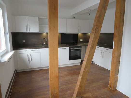 Vollständig renovierte 4-Raum-Wohnung mit Einbauküche und kleinem Balkon im Treppenhaus in Herborn