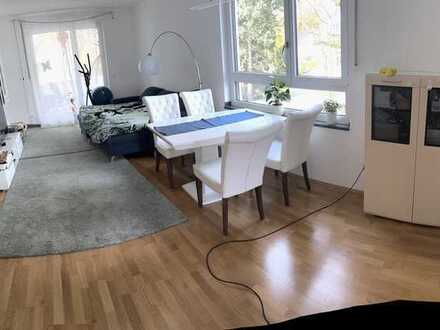 In München: Gepflegte Wohnung mit drei Zimmern und Balkon