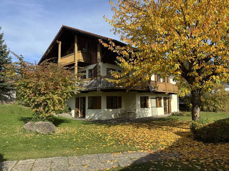                                                               Gro&szlig;z&uuml;giges Einfamilienhaus mit Einliegerwohnung                                                       in Cham (Cham)