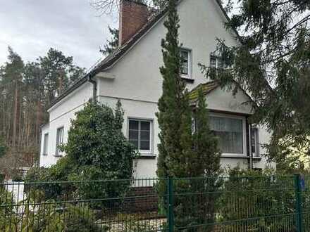 Schönes, freistehendes Einfamilienhaus mit guter Raumaufteilung samt Garten mit schönem Baumbestand