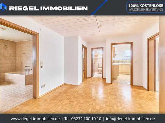 Sie hier? Wir auch! Großzügige Dachgeschosswohnung mit Einbauküche, Balkon, Garage, in ruhiger Lage