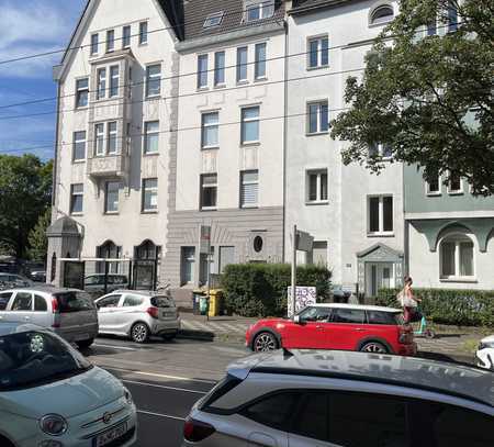 Exklusive Altbauwohnung in markantem Mehfamilienhaus in Düsseldorf-Bilk